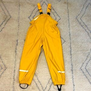 Helly Hansen kids rain jumper. Rubber stirrups on bottom, adjustable straps. 5-6